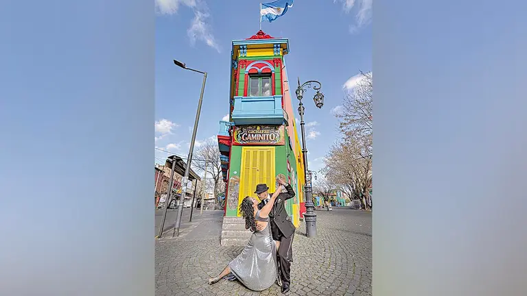 Una pareja de bailarines de tango que estar&aacute; en el
evento. CORTES&Iacute;A