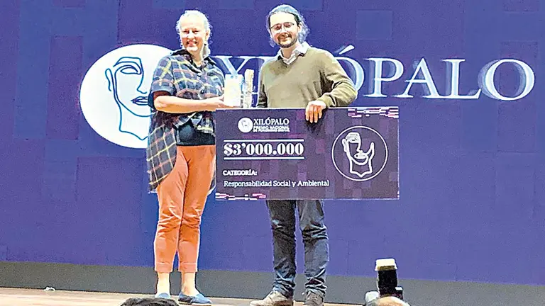 Juan David Olmos, de Connectas, (derecha) recoge el premio. TWITTER