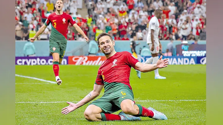 Raphael Guerreiro festeja un gol en el 6-1 de Portugal a Suiza en el Mundial.  EFE