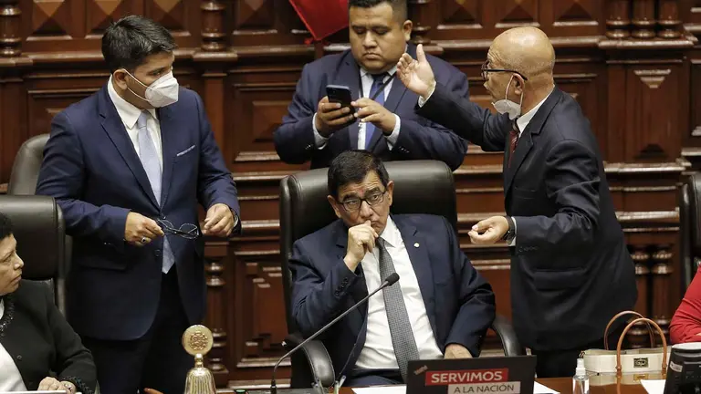 El presidente del Congreso, Jos&eacute; Daniel Williams Zapata, permanece al interior del Congreso luego del anuncio del presidente de Per&uacute;, Pedro Castillo, de la disoluci&oacute;n del Parlamento y la conformaci&oacute;n de un "gobierno de emergencia" en el pa&iacute;s hoy, en Lima (Per&uacute;). EFE