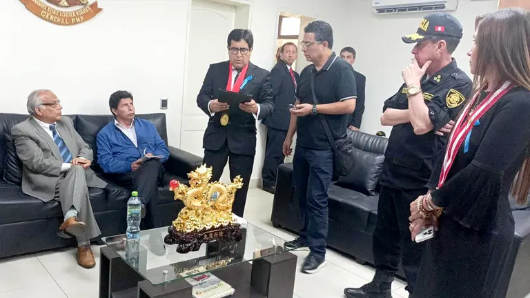 Fotografía cedida por la Oficina de Administración de Justicia que muestra al destituido presidente peruano Pedro Castillo junto a su ex primer ministro Anibal Torres, mientras permanece detenido en la Prefectura de Lima. EFE