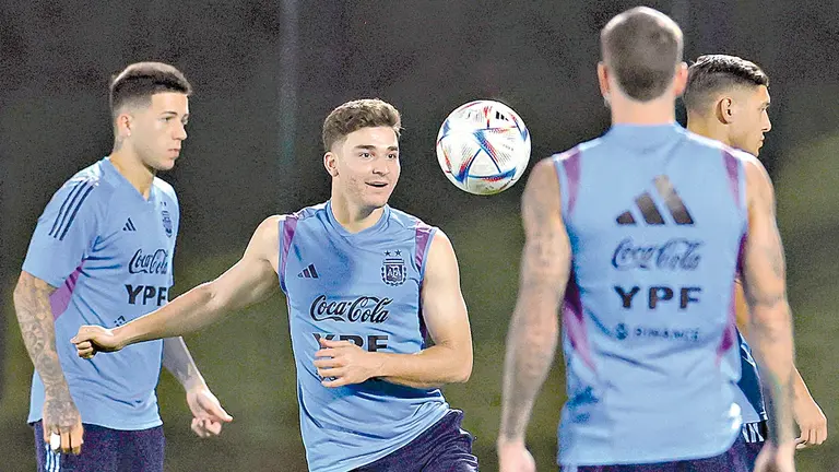 Juli&aacute;n &Aacute;lvarez trabaja con el bal&oacute;n en una pr&aacute;ctica de la Albiceleste. EFE
