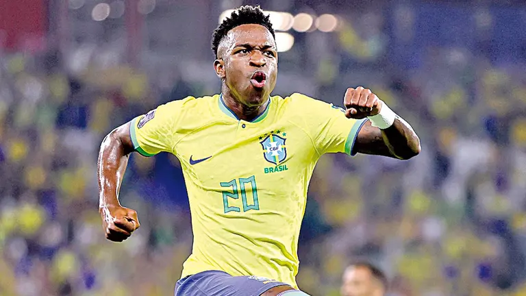Vinicius festeja una conquista con la selecci&oacute;n brasile&ntilde;a en el Mundial. EFE