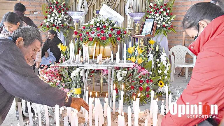 Amigos y vecinos se despiden de Getrudes, v&iacute;ctima de feminicidio en Cochabamba. NO&Eacute; PORTUGAL