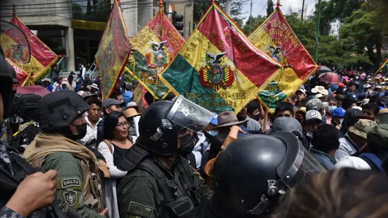 Pobladores del Distrito 15 bloquean y cercan el rectorado de a UMSS. NO&Eacute; PORTUGAL