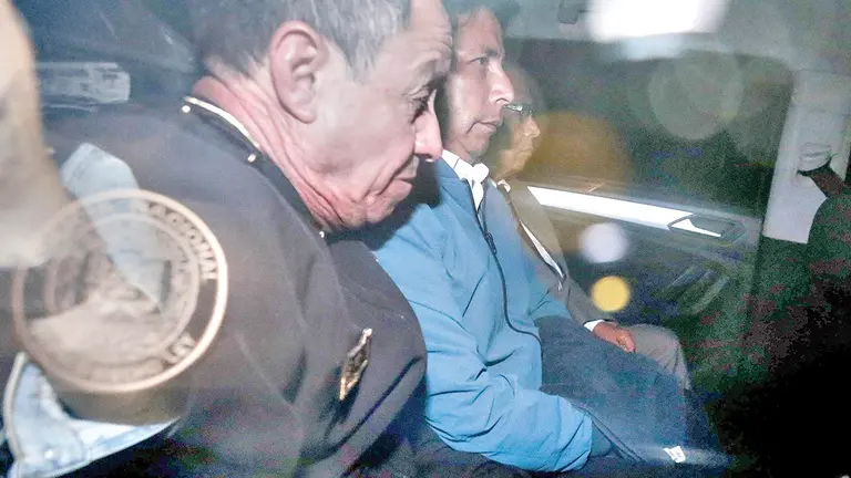 Castillo es trasladado a un penal. EFE