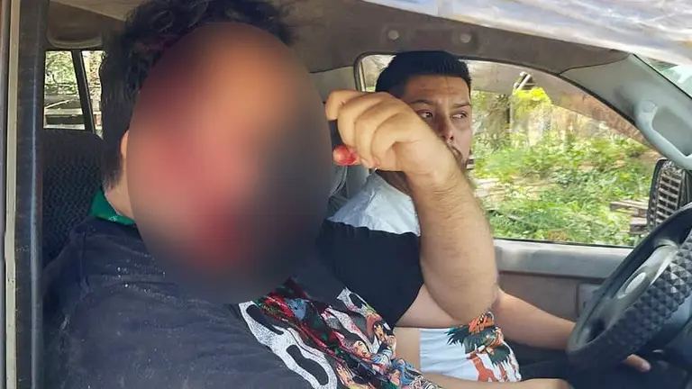 El periodista de El Deber, Juan Carlos Fort&uacute;n, aparece con el rostro ensangrentado por la herida provocada por avasalladores. CORTES&Iacute;A