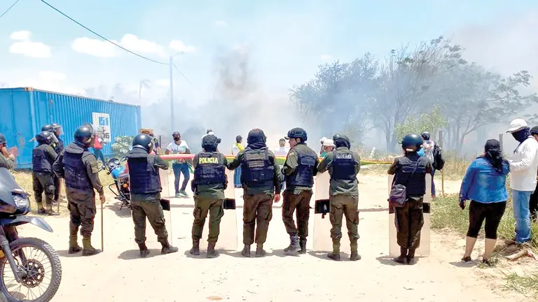 Polic&iacute;as observan a los grupos enfrentados en Santa Cruz. ABI