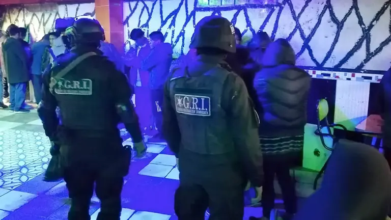 La Polic&iacute;a interviene un local en El Alto donde hallan droga y sospechan de &lsquo;guarida&rsquo; de asaltantes; hay 60 arrestados./ Erbol