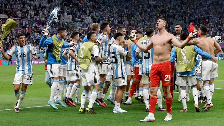 Jugadores de Argentina celebran al ganar la serie de penaltis hoy, en un partido de los cuartos de final del Mundial entre Países Bajos y Argentina. EFE
