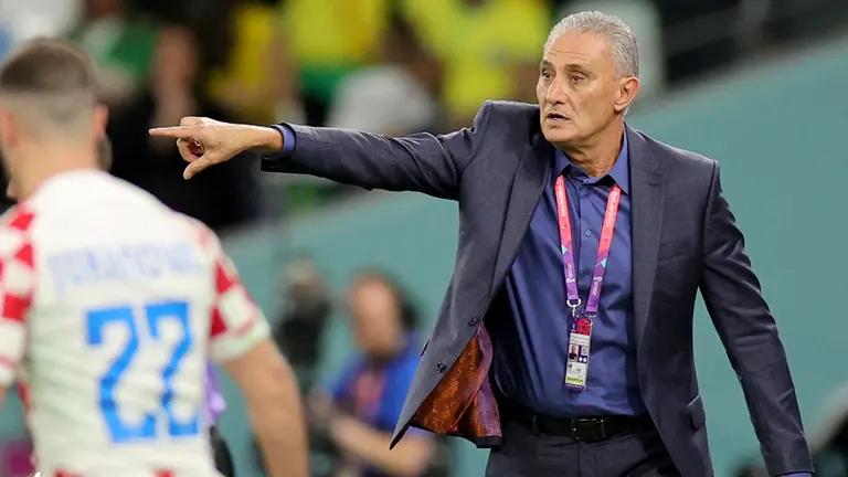 El entrenador en jefe Tite de Brasil reacciona durante el partido de cuartos de final de la Copa Mundial entre Croacia y Brasil. EFE