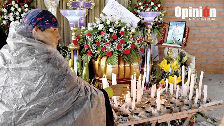 Velan el cuerpo de Getrudes Arispe, víctima de feminicidio en Cochabamba. NOÉ PORTUGAL