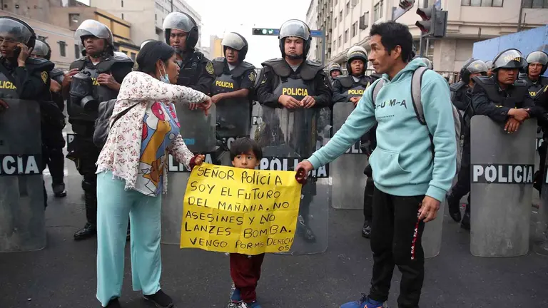 Cientos de manifestantes a favor de Pedro Castillo y en contra del Congreso se manifiestan en las calles del centro, hoy en Lima (Per&uacute;). EFE