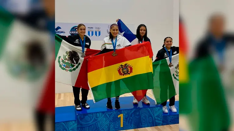 Micaela Meneses (c) festeja el oro logrado en el Mundial Sub 18 de raquetbol en Guatemala. Facebook Micaela Meneses.