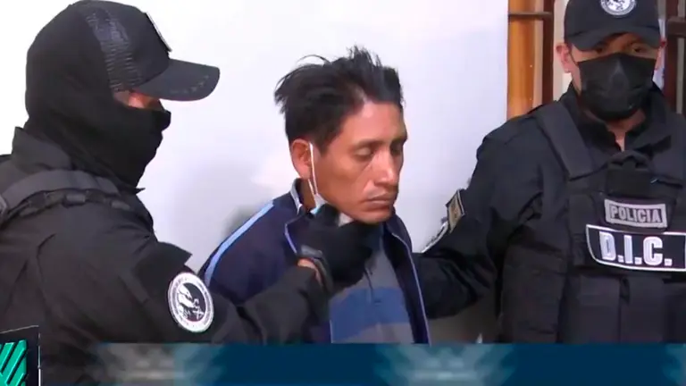 Edwin Contreras L. al momento de ser presentado a la Polic&iacute;a. Captura BTV