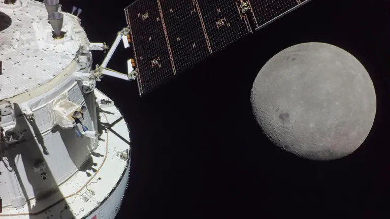 Fotograf&iacute;a del 21 de noviembre cedida hoy por la NASA donde se muestra la c&aacute;psula Ori&oacute;n de la misi&oacute;n no tripulada Artemis I durante el quinto d&iacute;a de su misi&oacute;n, a unas 81 millas (130.35 km) de la Luna. EFE