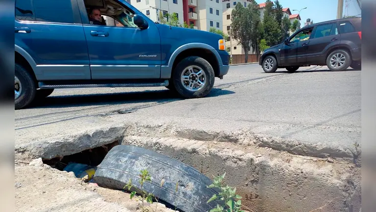 Un canal de agua sin la tapa que ten&iacute;a antes, en la avenida Pantale&oacute;n Dalence. JORGE FERN&Aacute;NDEZ