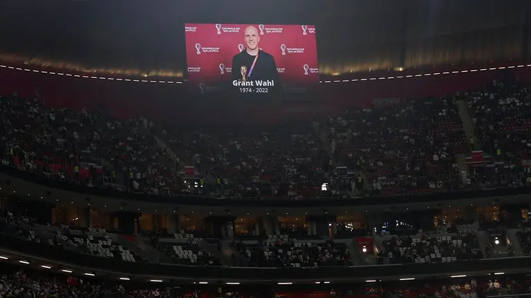 Fotograf&iacute;a de una pantalla en donde muestra la imagen del periodista estadounidense Grant Wahl fallecido en un partido de los cuartos de final del Mundial de F&uacute;tbol Qatar 2022 entre Inglaterra y Francia en el estadio Al Bait en Jor (Catar). EFE