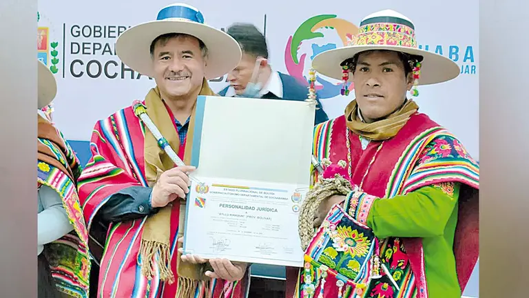 Miembros del ayllu Kirkiaw en la entrega de su
personer&iacute;a. GOBERNACI&Oacute;N