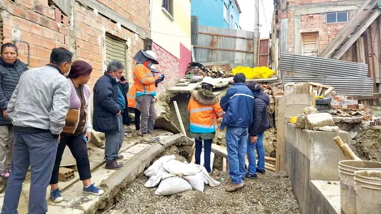 Personal de la Alcaldía de La Paz atiende la emergencia. GAMLP