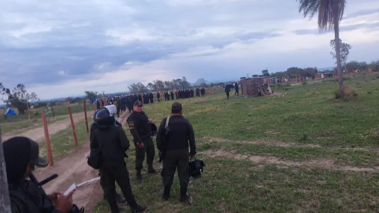 Santa Cruz: Polic&iacute;a interviene predios avasallados en Las Lomas de Arena. ERBOL