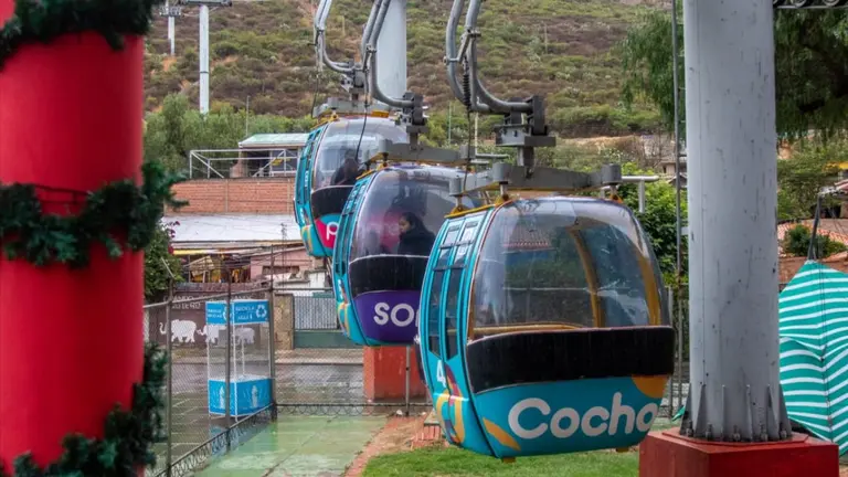 El telef&eacute;rico en pleno funcionamiento. ALCALD&Iacute;A DE COCHABABA