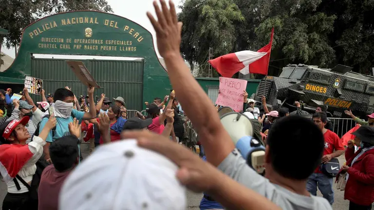 Cientos de personas piden la liberación de Pedro Castillo hoy, en los exteriores de la base de la Policía donde se encuentra recluido en Lima. EFE