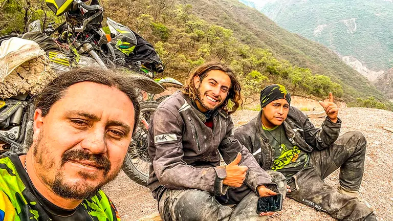 Los motoqueros en Bolivia. CORTES&Iacute;A