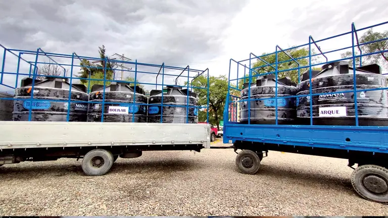 Parte de los tanques entregados a los municipios. GOBERNACI&Oacute;N