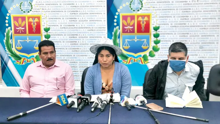 El asamble&iacute;sta Juan Carlos Irahola (i) junto a sus colegas del MAS. MELISSA REVOLLO