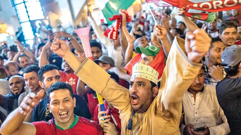 Hinchas marroqu&iacute;es alientan a su selecci&oacute;n en las calles de Doha. EFE