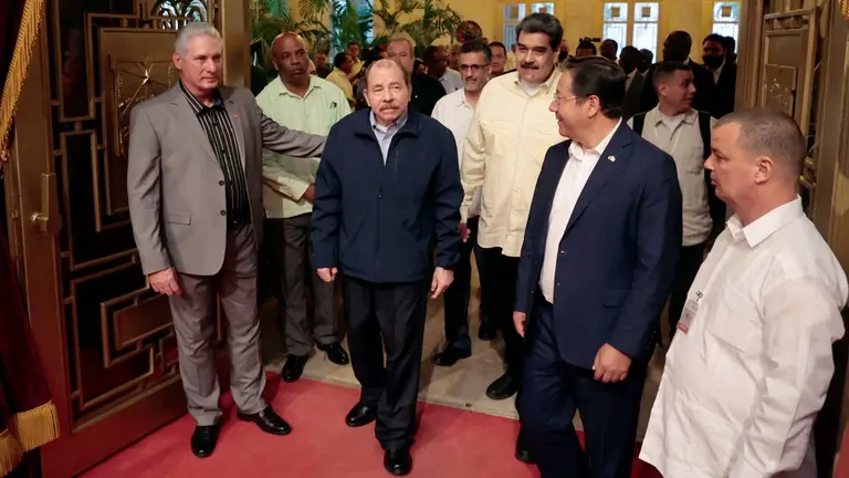 El presidente de Cuba, Miguel Diaz-Canel, Daniel Ortega, de Nicaragua, Nicolás Maduro, de Venezuela y de Bolivia, Luis Arce, llegan al inicio de la Cumbre de la Alianza Bolivariana para los Pueblos de Nuestra América (ALBA). EFE