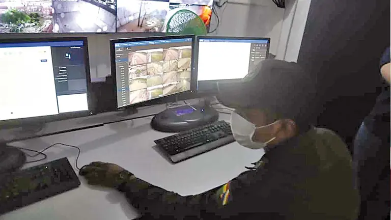 Polic&iacute;a realiza vigilancia desde el centro de monitoreo del penal de Palmasola, Santa Cruz. MINISTERIO DE GOBIERNO