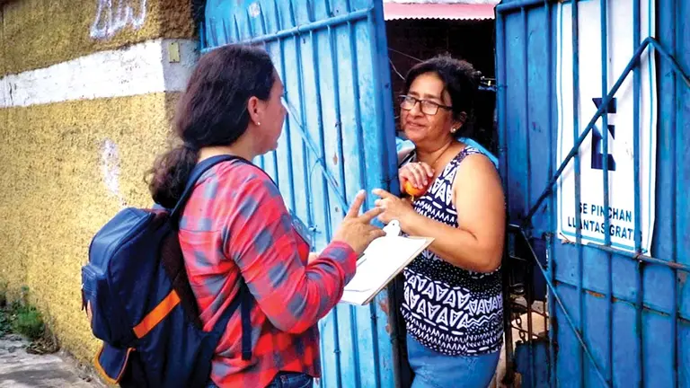 Una encuestadora entrevista a una vecina del Distrito 3. GOBERNACIÓN SANTA CRUZ