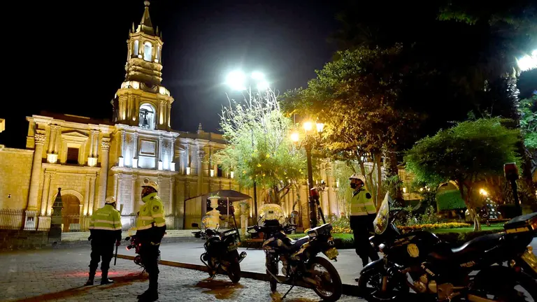 Policías vigilan hoy la Plaza de Armas de Arequipa (Perú). EFE
