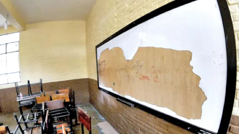 Un pizarrón deteriorado en un establecimiento educativo de Cochabamba.        ARCHIVO