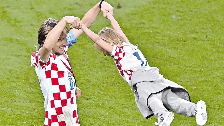 Luka Modric, de 37 años, festeja con su hijo tras la conquista de la medalla de bronce, en Catar.       EFE