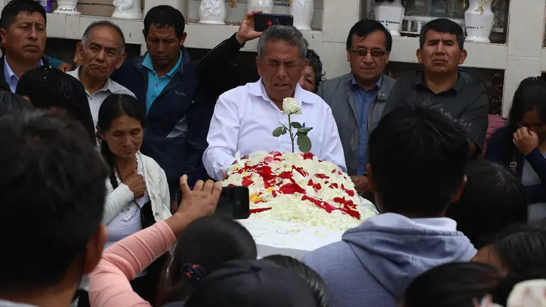 Entierran v&iacute;ctimas de los enfrentamientos en Ayacucho y trasladan heridos a Lima./ EFE