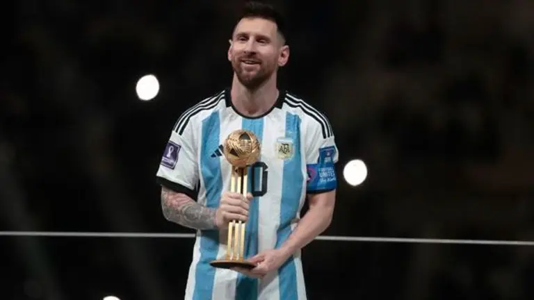Leo Messi, con la copa que m&aacute;s  esper&oacute; en toda su carrera. EFE