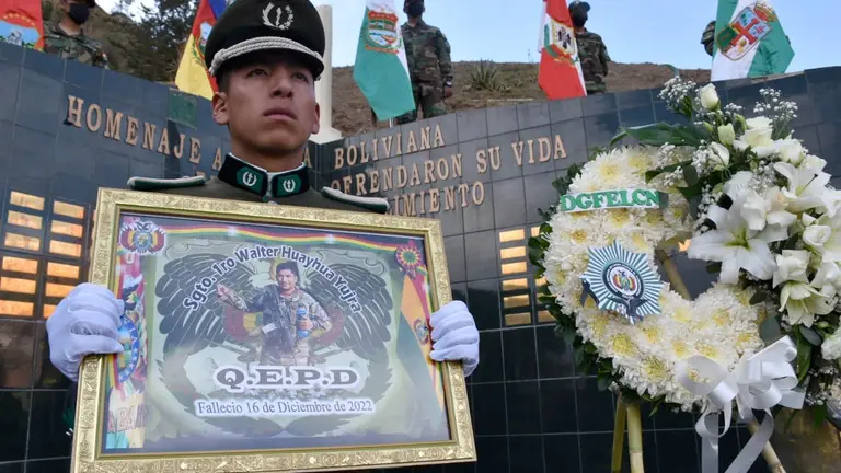 Homenaje p&oacute;stumo al sargento Huayhua./ Foto: RRSS