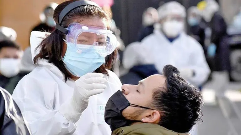 Joven se realiza una prueba COVID-19 en Cochabamba. ARCHIVO