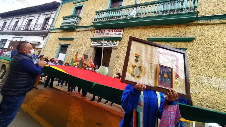 Familiares de Benem&eacute;ritos bloquean el casco viejo de la ciudad. DICO SOL&Iacute;S