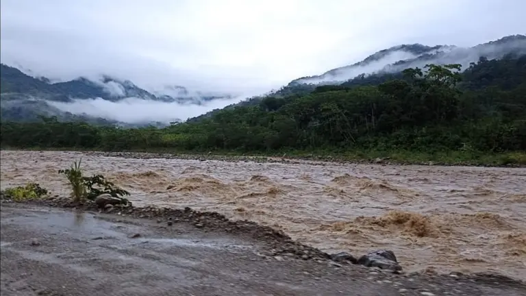 Crecida de  r&iacute;o en el sector de Cristal Mayu, en el Tr&oacute;pico cochabambino. RADIO KAWSACHUN COCA