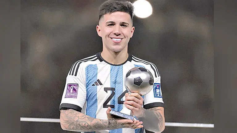 Enzo Fern&aacute;ndez exhibe el galard&oacute;n recibido por FIFA. EFE