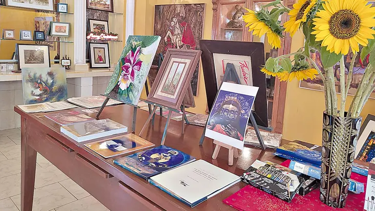 Obras hechas por artistas bolivianos en el mercadillo de Casa Toscana. DICO SOL&Iacute;S