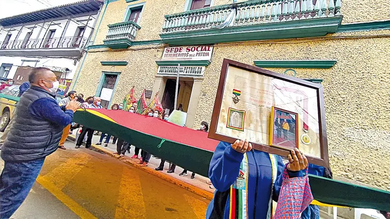 Hijos de Benem&eacute;ritos de la Guerra del Chaco protestan en la puerta de su sedes. DICO SOL&Iacute;S
