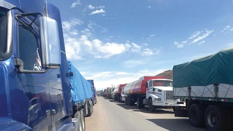 Camiones varados en territorio peruano. URGENTE.BO