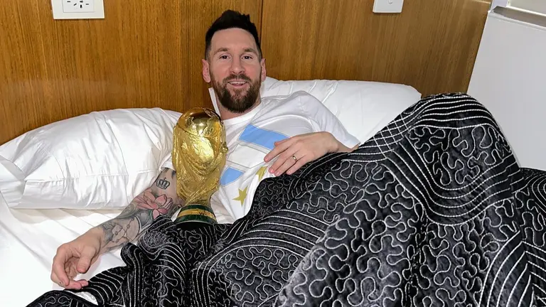 Lionel Messi con la copa que obtuvo en Catar 2022. FACEBOOK LIONEL MESSI