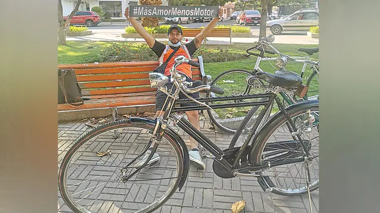 Un integrante del colectivo Masa Cr&iacute;tico promueve el uso de la bicicleta. MASA CR&Eacute;DITO