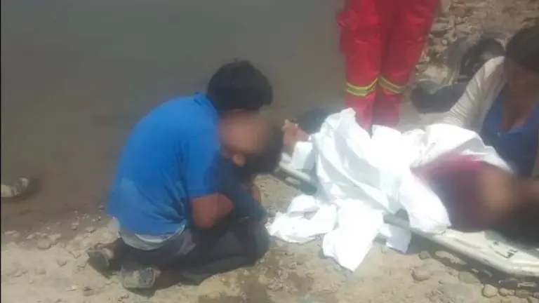 Los dos ni&ntilde;os rescatados del r&iacute;o Chocaya cuando fueron reconocidos por sus padres. UNITEL